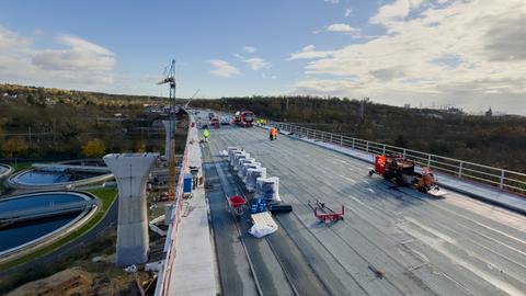 Bauarbeiten auf der fast fertiggestellten Salzbachtalbrücke