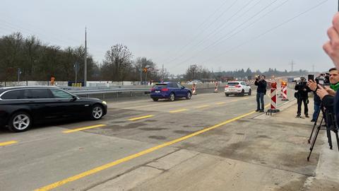 Seit 16.20 Uhr am Montag rollt der Verkehr auf der Salzbachtalbrücke wieder.