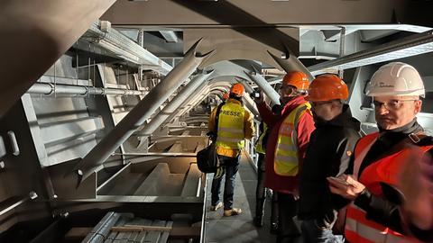 Medienvertreter durften auch ins Innere der Brücke.