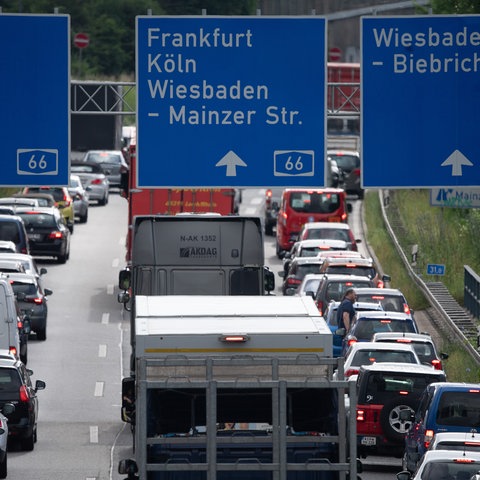 Stau auf der A66 aufgrund der gesperrten Salzbachtalbrücke bei Wiesbaden