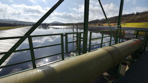 Eine Rohrleitung verläuft vor dem Stapelbecken für Salzabwasser im K+S-Verbundwerk Werra Standort Hattorf in Philippsthal (Hessen).