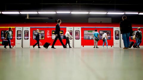 Eine S-Bahn fährt am Hauptbahnhof in Frankfurt ein.