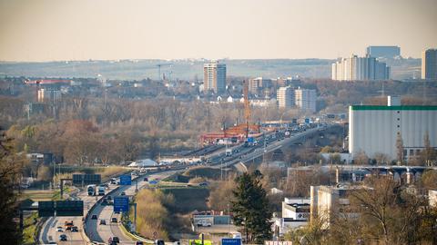 Die Schiersteiner Brücke verbindet die Landeshauptstädte Wiesbaden und Mainz (hier im Hintergrund).