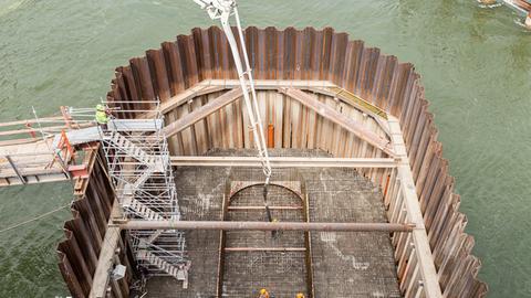 Bei den Bauarbeiten: Ein Betonpfeiler wurde von Bauarbeitern in den Rhein gegossen. 