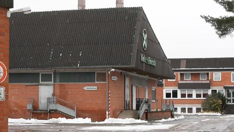 Ein Gebäude in einem Hof, auf dessen Stirnseite "Vieh und Fleisch" angebracht ist.