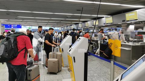 Schlangen am Frankfurter Flughafen