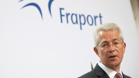 Fraport-Chef Stefan Schulte vor dem Firmen-Logo