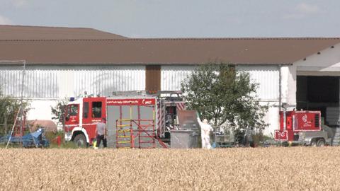 Behörden-Mitarbeiter an einem landwirtschaftlichen Betrieb.