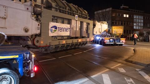 Während solch eines Schwertransports kommt es immer wieder zu Verkehrsbehinderungen.