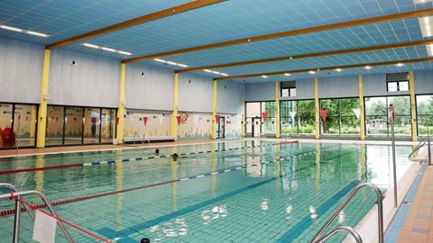 Schwimmbecken in Hallenbad