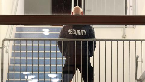 Ein Mann mit "Security"-Jacke im Treppenhaus.