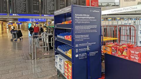 Snack-Regal für wartende Reisende am Frankfurter Flughafen