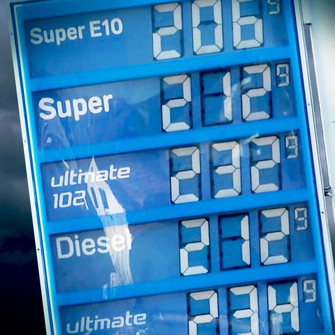 Schild mit Spritpreisen am 08. März 2022