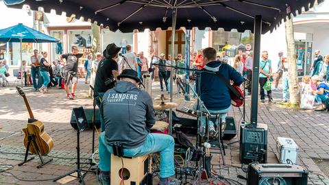 Straßenmusiker - eine Band von hinten aufgenommen - davor steht Publikum - in der Fußgängerzone in Hanau