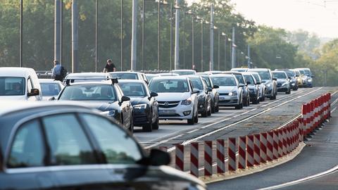 Dichter Autoverkehr auf der Frankfurter Friedensbrücke