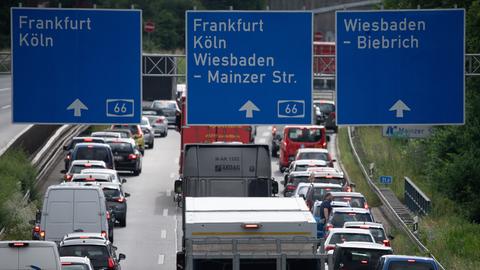 Autobahnstau - drei Fahrspuren - Autobahnschilder Wiesbaden-Biebrich, Frankfurt Köln ...