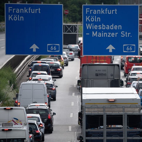 Autobahnstau - drei Fahrspuren - Autobahnschilder Wiesbaden-Biebrich, Frankfurt Köln ...