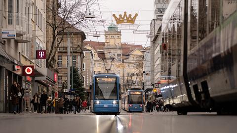 Eine Straßenbahn fährt durch die weihnachtlich geschmückte Innenstadt von Kassel.