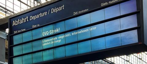 "EVG-Streik!"steht auf einer Anzeigentafel am Bahnhof