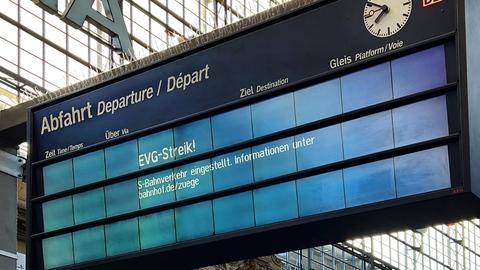 "EVG-Streik!"steht auf einer Anzeigentafel am Bahnhof