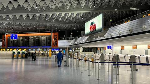 Fast menschenleere Halle und Blick auf verwaisten Check-in-Bereich