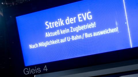 Auf einer Anzeigetafel steht: Streik der EVG. Aktuell kein Zugbetrieb.