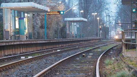 Leere Station mit U-Bahngleisen