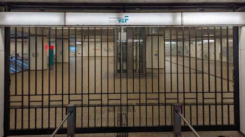 Mit Gittern geschlossene U-Bahnstation