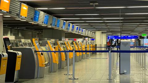 Leeres Terminal am Frankfurter Flughafen