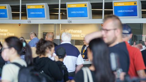 Reisende warten am Frankfurter Flughafen in der Mittagszeit an den Umbuchungs-Schaltern der Lufthansa. Wegen des Verdi-Warnstreiks hat die Lufthansa für Mittwoch (27.07.2022) nahezu ihren kompletten Flugplan abgesagt.