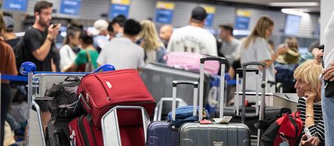 In Frankfurt gestrandet ist eine Lufthansa-Passagierin aus den USA, die jetzt inmitten ihrer Koffer auf einen Weiterflug wartet.