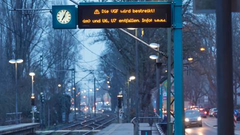 Leerer Bahnsteig mit Streik-Anzeige in Frankfurt