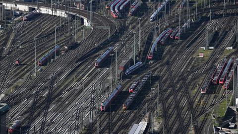 Stehende Züge auf dem Gleisfeld vor dem Frankfurter Hauptbahnhof