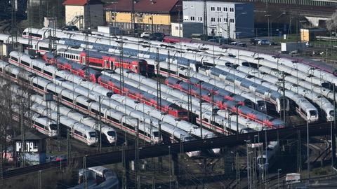 Geparkte ICEs auf dem Gleisfeld in Frankfurt