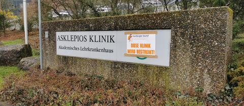 Krankenhauseingang, Schild "Diese Klinik wird bestreikt"