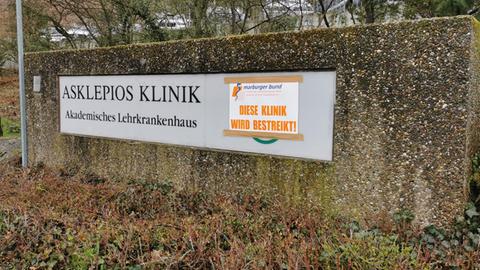 Krankenhauseingang, Schild "Diese Klinik wird bestreikt"