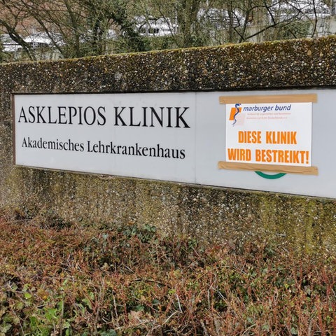 Krankenhauseingang, Schild "Diese Klinik wird bestreikt"