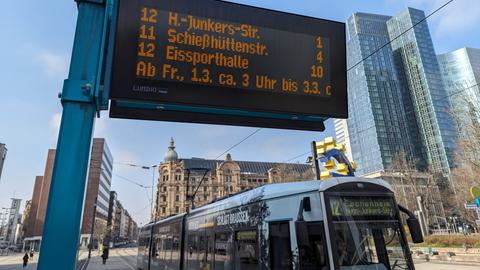 Auf einer Anzeigetafel an einer Straßenbahnhaltestelle in Frankfurt wird ein Streik angekündigt.