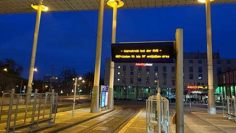 Streik-Hinweistafel an menschenleerer Hinweistafel am Bahnhof Kassel-Wilhelmshöhe