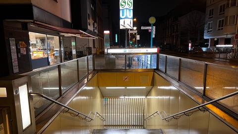 Geschlossener Eingang zur Frankfurter U-Bahnstation am Südbahnhof