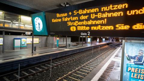 U-Bahn-Station in Frankfurt mit Streik-Hinweis
