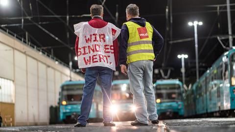 Streikende Mitarbeiter stehen in einem Frankfurter U-Bahn-Depot.