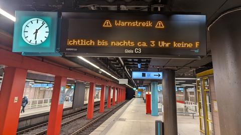 Warntafel weist in Frankfurter U-Bahn-Station Konstablerwache auf Streik hin