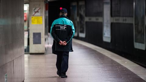 Ein VGF-Mitarbeiter geht über einen leeren U-Bahnsteig im Frankfurter Hauptbahnhof (Archivbild)