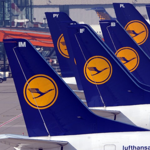 Lufthansa-Maschinen in Reihe geparkt.