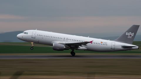 Eine Sundair-Maschine startet am Kassel Airport