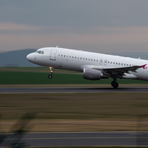 Eine Sundair-Maschine startet am Kassel Airport