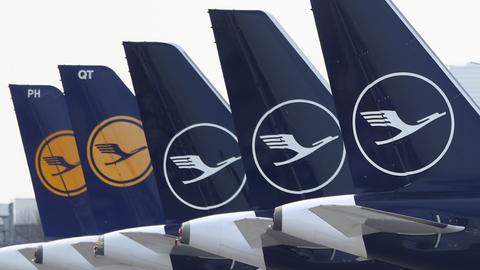 Ruhende Lufthansa-Flugzeuge, die in einer Reihe stehen. 