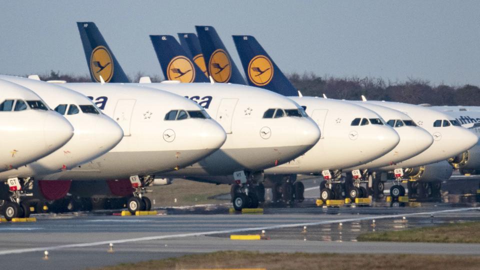 Eine Reihe geparkter Lufthansa-Maschinen neben dem Rollfeld.