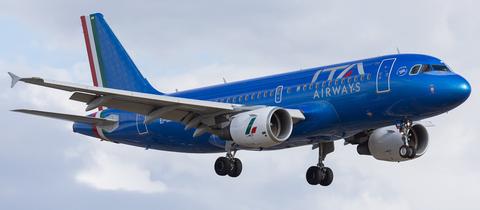 Ein Flugzeug der Airline ITA beim Landeanflug. (picture alliance / NurPhoto)